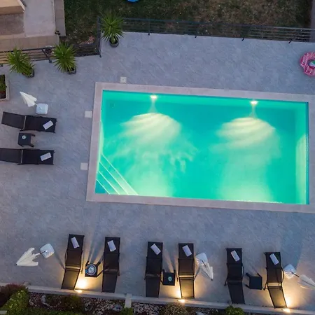 House App Grace With Pool And View In