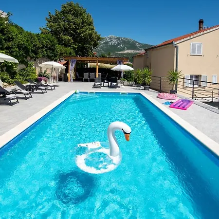 House App Grace With Pool And View In *