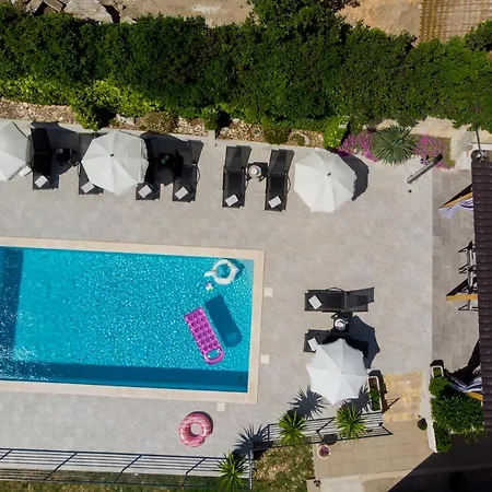 Apartment House App Grace With Pool And View In