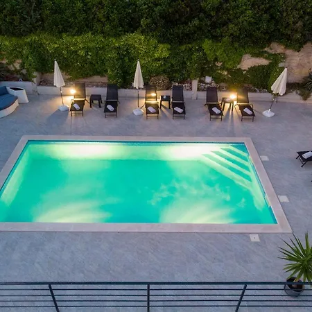 House App Grace With Pool And View In Apartment