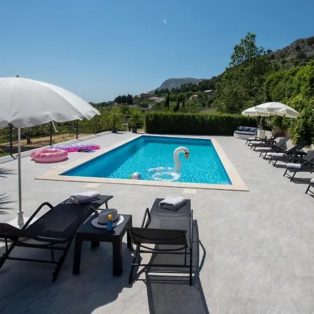 House App Grace With Pool And View In Apartment Klis
