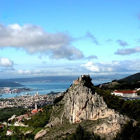 House App Grace With Pool And View In * Klis