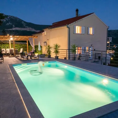 House App Grace With Pool And View In Apartment
