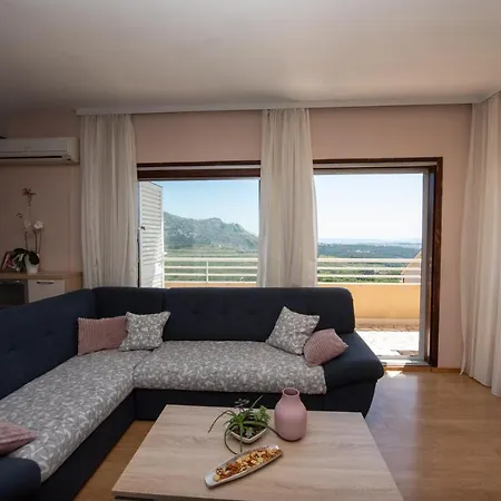House App Grace With Pool And View In *