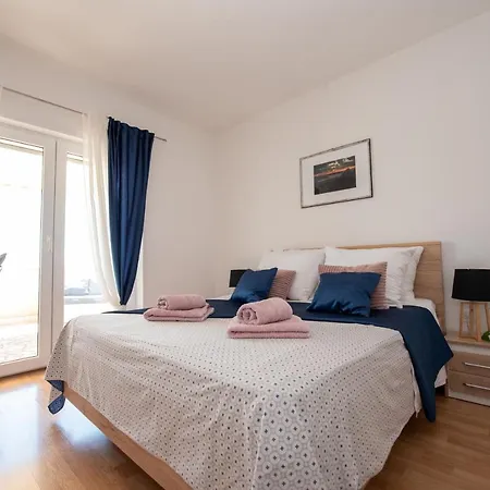 House App Grace With Pool And View In * Klis