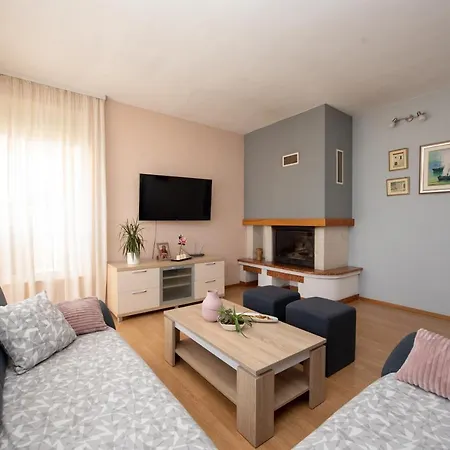House App Grace With Pool And View In * Klis