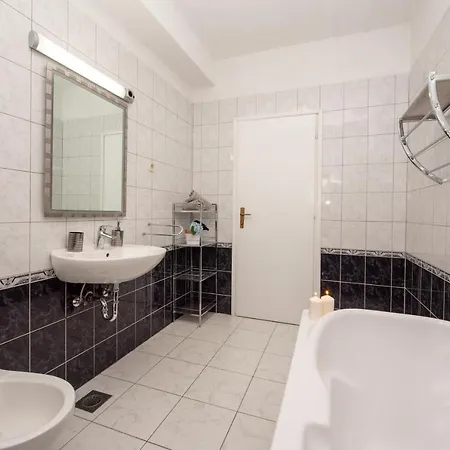 House App Grace With Pool And View In * Klis